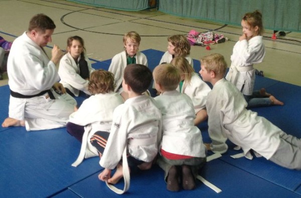 Sebastian Hampel erklärt den neugierigen Schülern die ersten Judotechniken