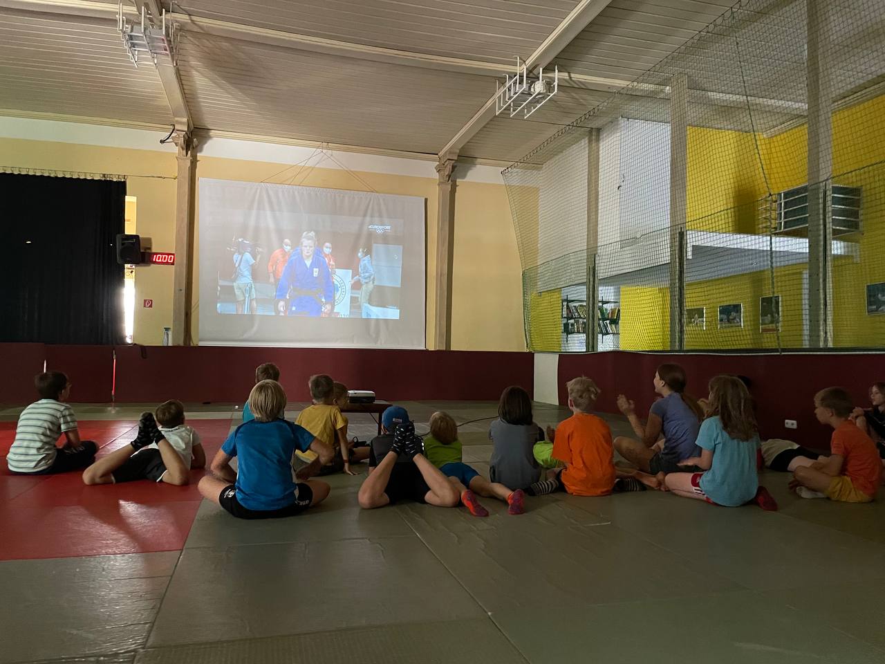 Gespanntes mitfiebern beim ersten olympischen Mixed Team Event. 